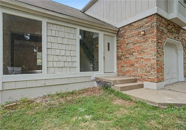 Listing Photo 4 - Condo for sale in building located at 7232 N Askew Ave, Kansas City, MO 64119