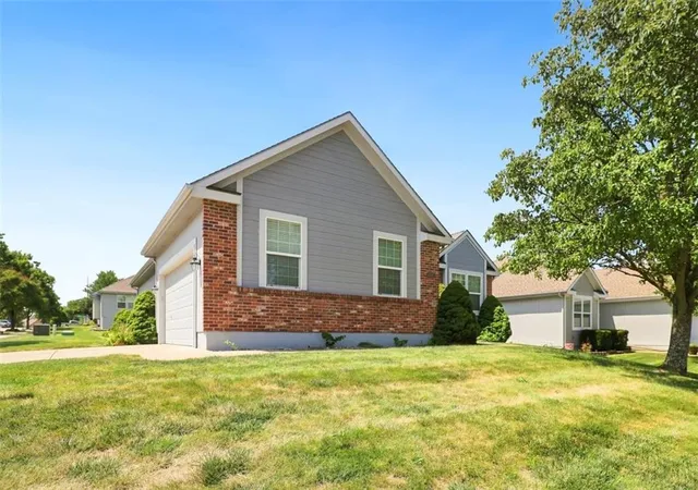 Photo 2 of Single family home for sale at 7204 N Cypress Ave, Kansas City, MO 64119 | MLS# 2633235 | Listing updated on 2026-09-17