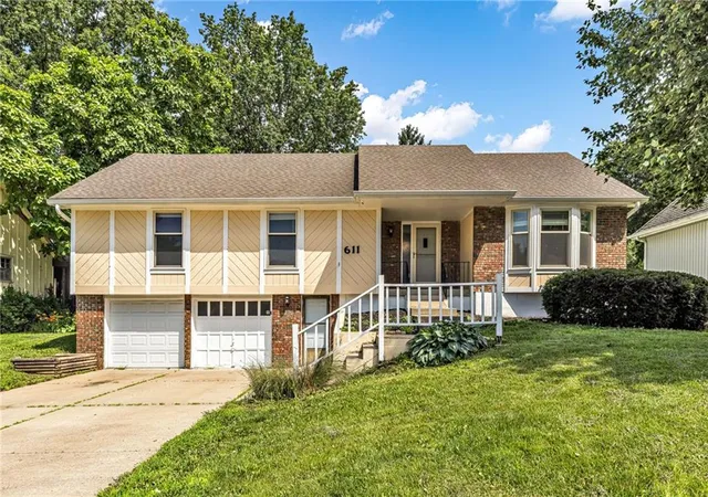 Photo 1 of Single family home for sale at 611 Sw Murray Rd, Lee's Summit, MO 64081 | MLS# 2633335 | Listing updated on 2026-09-16