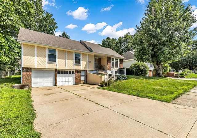 Photo 2 of Single family home for sale at 611 Sw Murray Rd, Lee's Summit, MO 64081 | MLS# 2633335 | Listing updated on 2026-09-16
