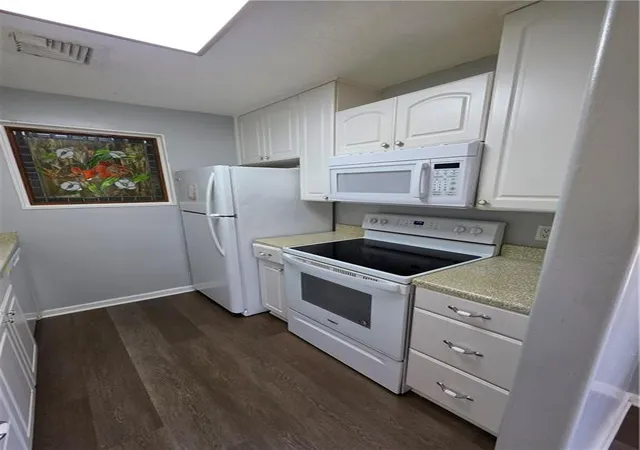 Listing Photo 5 - Condo for sale in building located at 1006 W Maple Ave, Independence, MO 64050 - Unit #B