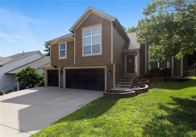Photo 2 of Single family home for sale at 5612 N Wyoming Ave, Kansas City, MO 64118 | MLS# 2634275 | Listing updated on 2026-09-16