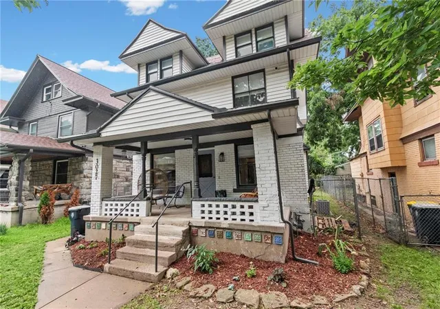 Photo 4 of Single family home for sale at 3027 Charlotte St, Kansas City, MO 64109 | MLS# 2635181 | Listing updated on 2026-09-17