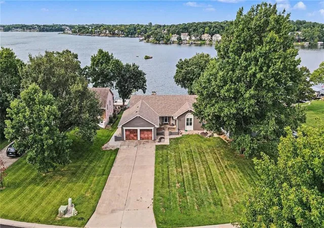 Photo 1 of Single family home for sale at 426 N Winnebago Dr, Lake Winnebago, MO 64034 | MLS# 2635649 | Listing updated on 2026-09-15