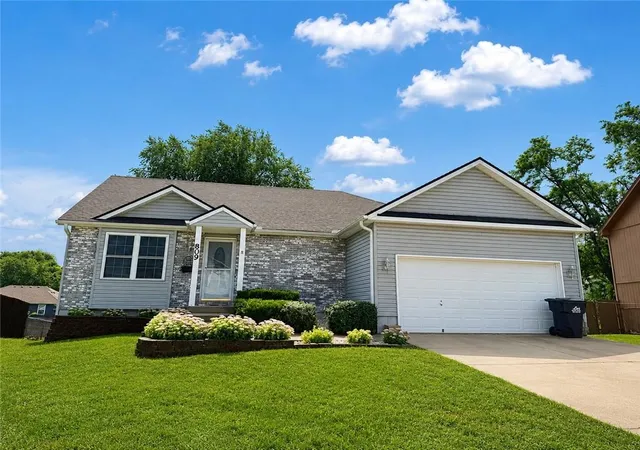 Single family home for sale at 809 SW Graystone Dr, Grain Valley, MO 64029 | MLS# 2635769