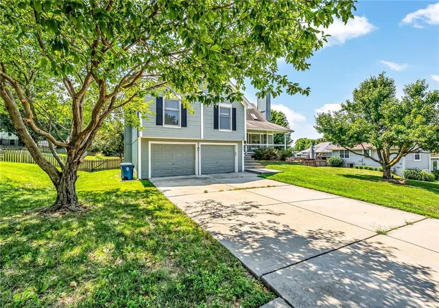 Photo 3 of Single family home for sale at 805 Black Oak Dr, Liberty, MO 64068 | MLS# 2636297 | Listing updated on 2026-09-30