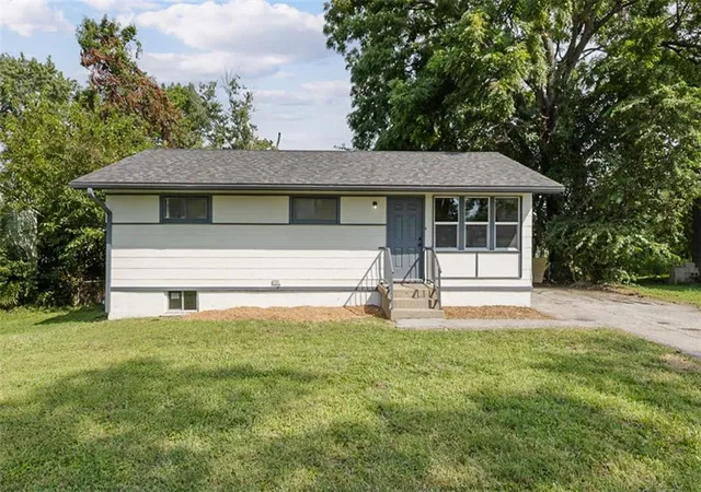 Single family home for sale at 7408 E 49th Terrace, Kansas City, MO 64129 | MLS# 2636743