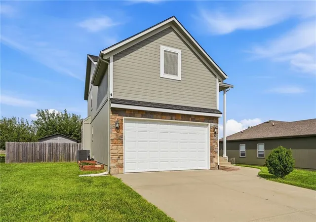 Photo 3 of Single family home for sale at 16912 Summit Dr, Belton, MO 64012 | MLS# 2636830 | Listing updated on 2026-09-17