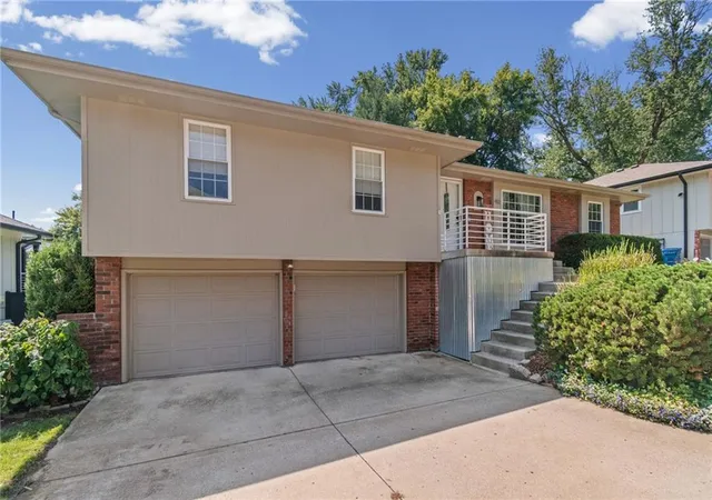Photo 2 of Single family home for sale at 413 Pershing St, Liberty, MO 64068 | MLS# 2637015 | Listing updated on 2026-09-29