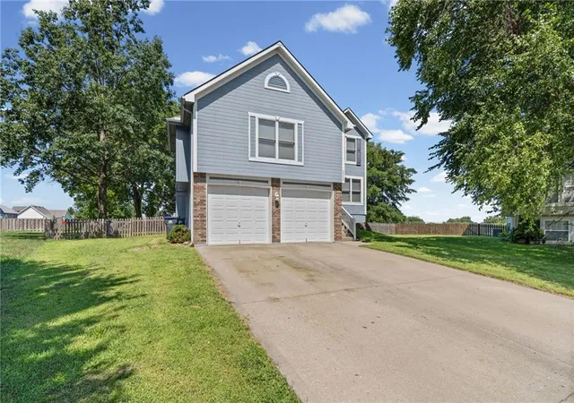 Photo 1 of Single family home for sale at 2512 NE Horseshoe Dr, Lees Summit, MO 64086 | MLS# 2637209 | Listing updated on 2026-09-18