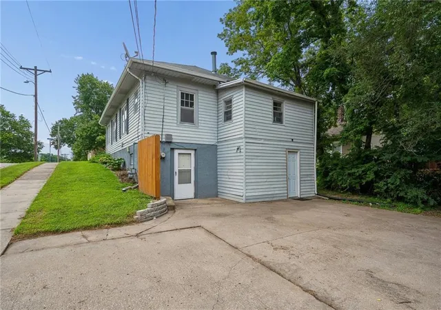 Photo 3 of Single family home for sale at 138 High St, Liberty, MO 64068 | MLS# 2637455 | Listing updated on 2026-09-17