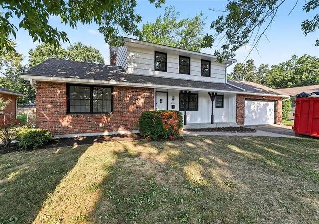 Photo 1 of Single family home for sale at 610 Ne Magnolia St, Lee's Summit, MO 64063 | MLS# 2637591 | Listing updated on 2026-09-17