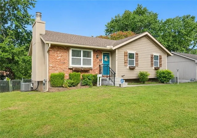 Photo 2 of Sale Pending at 2901 Se 3rd St, Blue Springs, MO 64014 | MLS# 2638320 | Listing updated on 2026-09-16