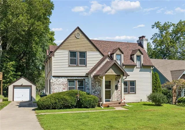 Photo 3 of Single family home for sale at 734 E Manor Rd, Independence, MO 64055 | MLS# 2638501 | Listing updated on 2026-09-16