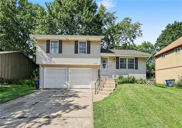 Photo 2 of Single family home for sale at 2018 E Mohawk Ct, Olathe, KS 66062 | MLS# 2638506 | Listing updated on 2026-09-22