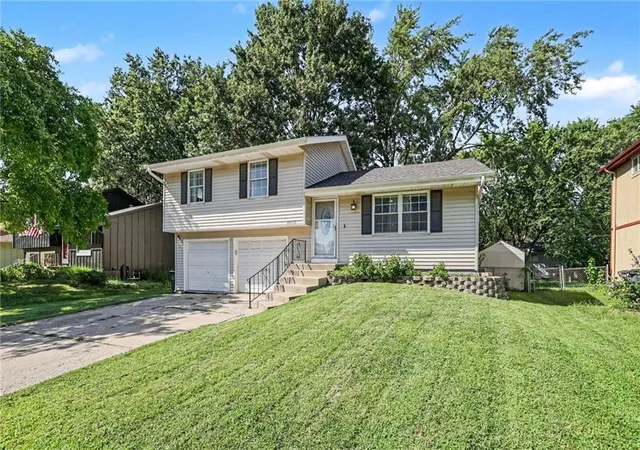 Single family home for sale at 2018 E Mohawk Ct, Olathe, KS 66062 | MLS# 2638506