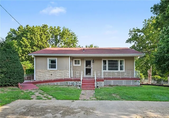 Photo 1 of Single family home for sale at 2921 Pear St, Saint Joseph, MO 64503 | MLS# 2638635 | Listing updated on 2026-09-17