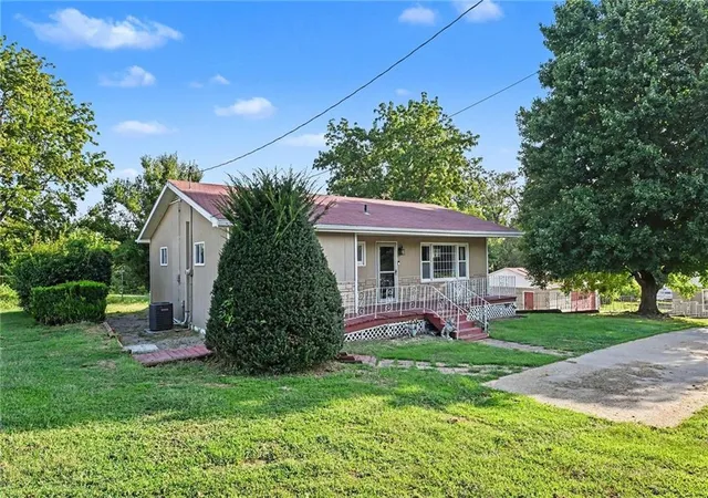 Photo 3 of Single family home for sale at 2921 Pear St, Saint Joseph, MO 64503 | MLS# 2638635 | Listing updated on 2026-09-17