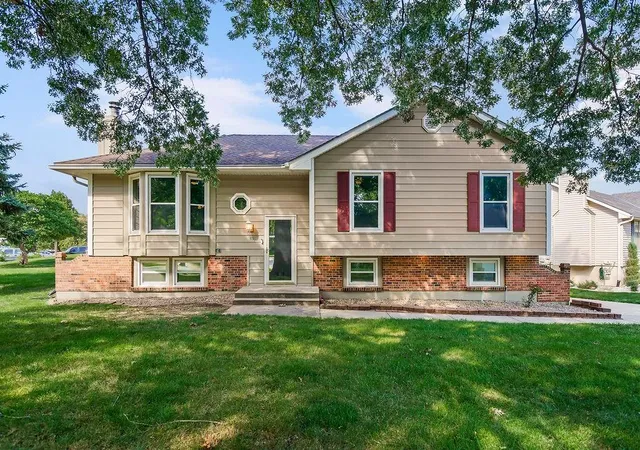 Photo 1 of Sale Pending at 401 Se Mt Vernon Dr, Blue Springs, MO 64014 | MLS# 2639286 | Listing updated on 2026-09-15