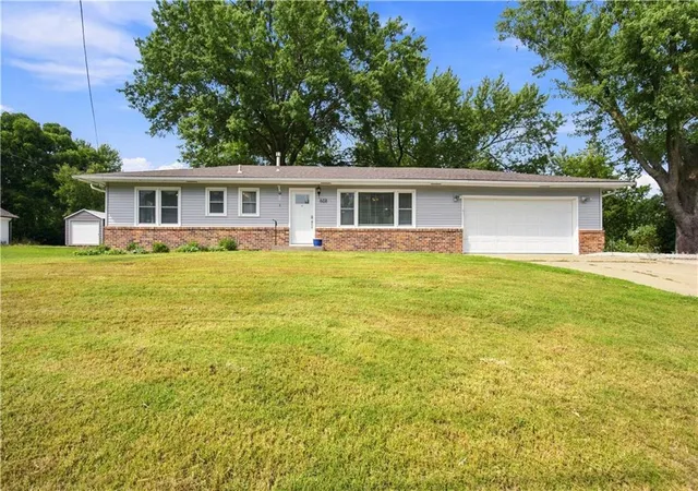 Single family home for sale at 608 Ne 82Nd St, Kansas City, MO 64118 | MLS# 2639454
