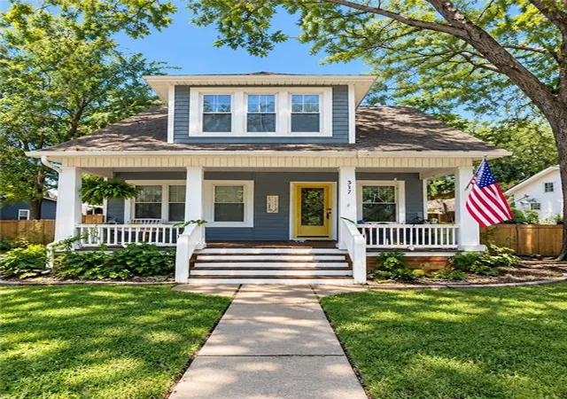 Single family home for sale at 317 SE Grand Ave, Lees Summit, MO 64063 | MLS# 2639632