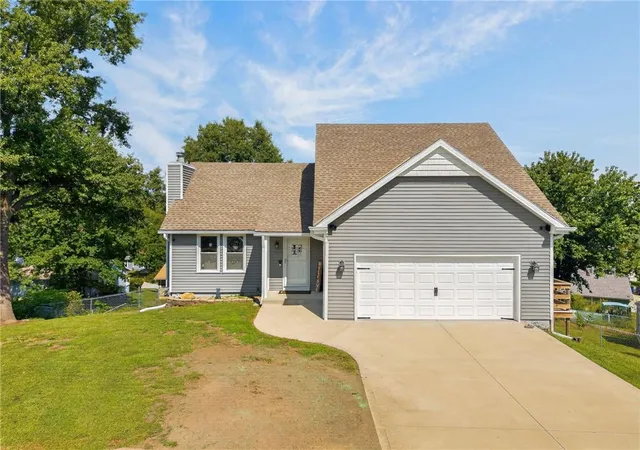 Photo 2 of Single family home for sale at 306 Lakeland Dr, Smithville, MO 64089 | MLS# 2639789 | Listing updated on 2026-10-03