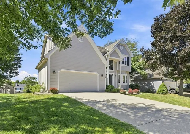 Photo 1 of Sale Pending at 1136 Sw Pacific Dr, Lee's Summit, MO 64081 | MLS# 2639991 | Listing updated on 2026-09-16