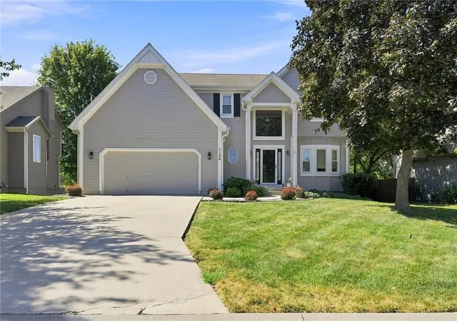 Photo 2 of Sale Pending at 1136 Sw Pacific Dr, Lee's Summit, MO 64081 | MLS# 2639991 | Listing updated on 2026-09-16