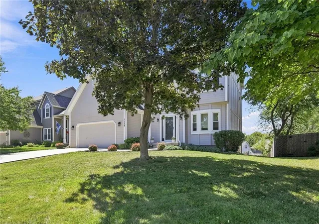 Photo 3 of Sale Pending at 1136 Sw Pacific Dr, Lee's Summit, MO 64081 | MLS# 2639991 | Listing updated on 2026-09-16