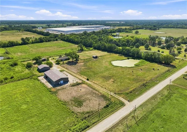 Photo 1 of Single family home for sale at 27611 S Belle Plain Rd, Harrisonville, MO 64701 | MLS# 2640036 | Listing updated on 2026-09-17
