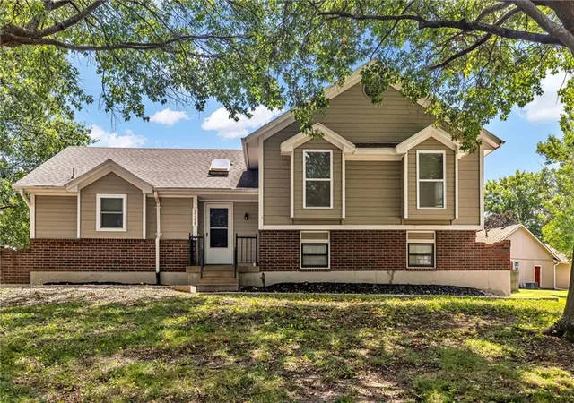 Single family home for sale at 1748 SE Silkwood Ct, Lees Summit, MO 64063 | MLS# 2640129