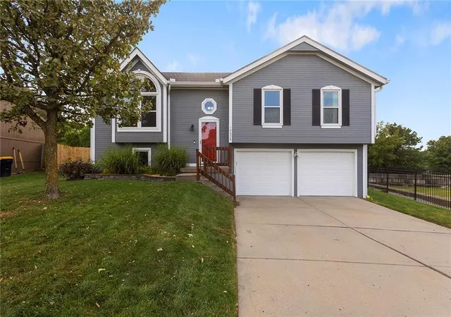 Photo 1 of Sale Pending at 10636 N Holmes St, Kansas City, MO 64155 | MLS# 2640267 | Listing updated on 2026-09-18