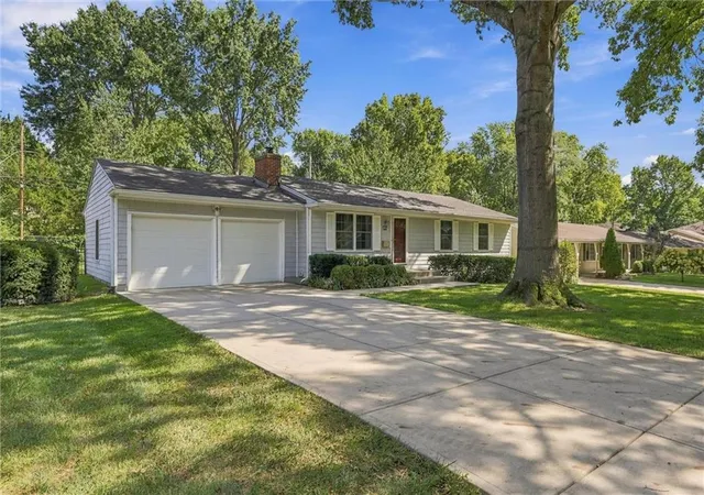 Photo 2 of Sale Pending at 8703 Belleview Ave, Kansas City, MO 64114 | MLS# 2640305 | Listing updated on 2026-10-19