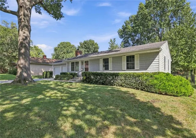 Photo 3 of Sale Pending at 8703 Belleview Ave, Kansas City, MO 64114 | MLS# 2640305 | Listing updated on 2026-10-19