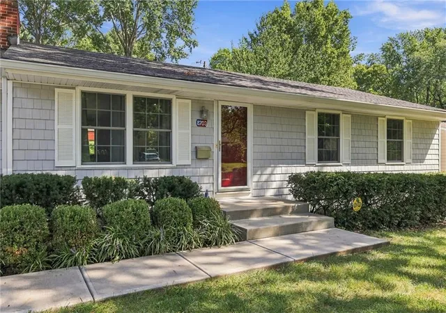 Photo 3 of Sale Pending at 8703 Belleview Ave, Kansas City, MO 64114 | MLS# 2640305 | Listing updated on 2026-10-19
