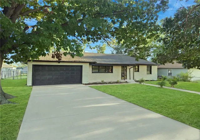 Single family home for sale at 9277 State Ave, Kansas City, KS 66112 | MLS# 2640532