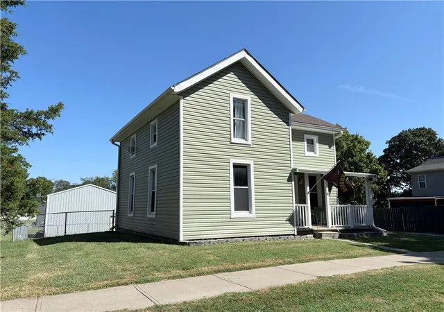 Photo 1 of Single family home for sale at 805 W Main St, Savannah, MO 64485 | MLS# 2640729 | Listing updated on 2026-09-28