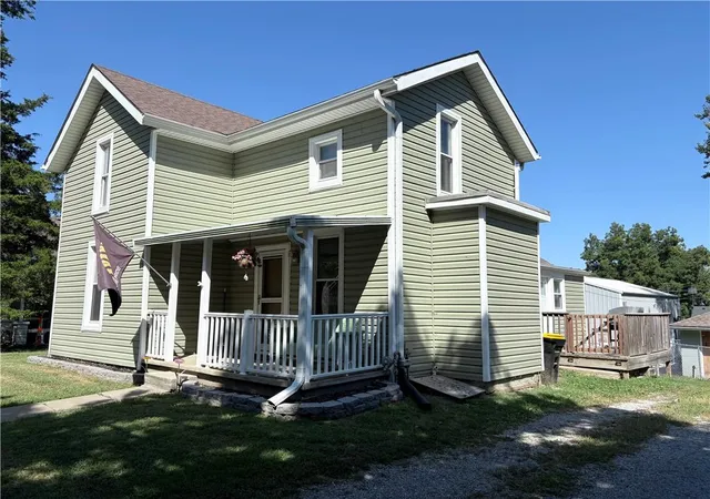 Photo 2 of Single family home for sale at 805 W Main St, Savannah, MO 64485 | MLS# 2640729 | Listing updated on 2026-09-28