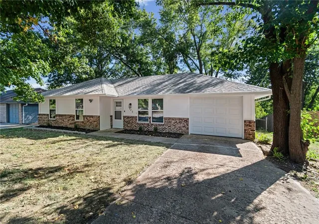 Photo 3 of Sale Pending at 1300 N Inca Dr, Independence, MO 64056 | MLS# 2640758 | Listing updated on 2026-09-16