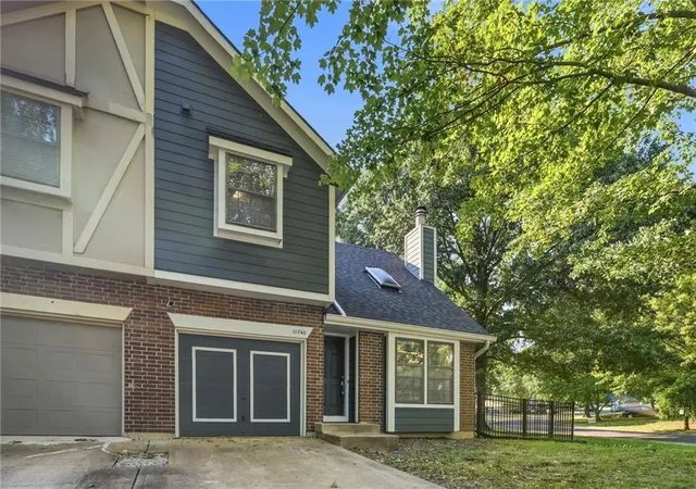 Photo 2 of Sale Pending at 11740 Oakmont St, Overland Park, KS 66210 | MLS# 2640865 | Listing updated on 2026-09-15