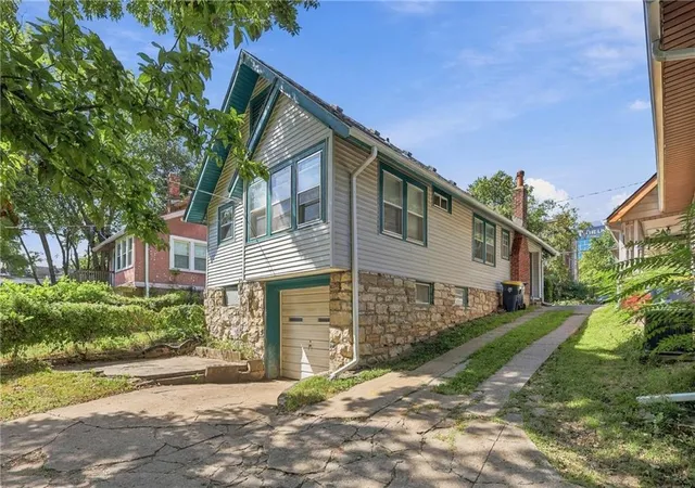 Photo 3 of Single family home for sale at 3823 Genessee St, Kansas City, MO 64111 | MLS# 2640911 | Listing updated on 2026-09-16