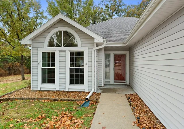 Photo 2 of Sale Pending at 522 S Prewitt St, Nevada, MO 64772 | MLS# 2640999 | Listing updated on 2026-10-04