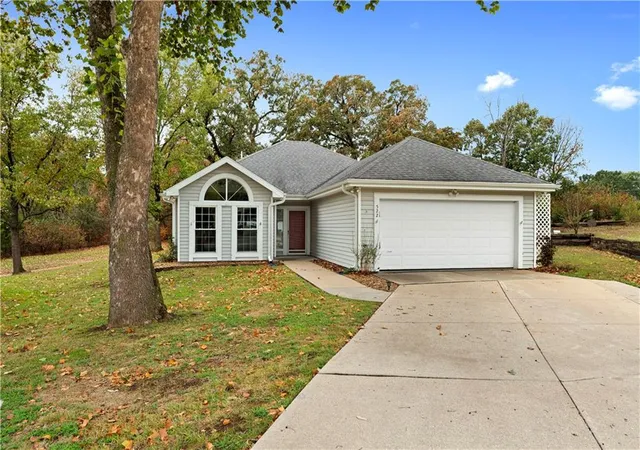 Photo 3 of Sale Pending at 522 S Prewitt St, Nevada, MO 64772 | MLS# 2640999 | Listing updated on 2026-10-04