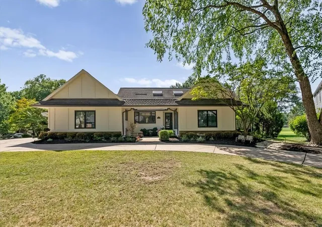 Single family home for sale at 12809 Pembroke Cir, Leawood, KS 66209 | MLS# 2641015