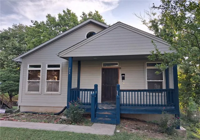 Single family home for sale at 711 Brooklyn Ave, Kansas City, MO 64124 | MLS# 2641101