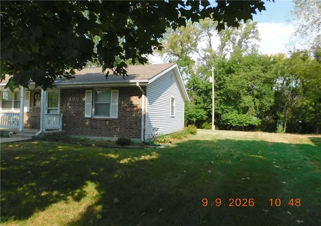 Photo 3 of Single family home for sale at 400 Ann Ave, Harrisonville, MO 64701 | MLS# 2641337 | Listing updated on 2026-09-18