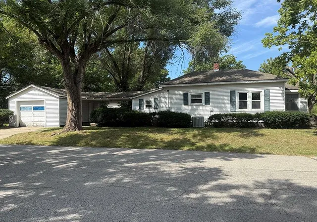 Photo 2 of Single family home for sale at 201 Nw 15th Street, Blue Springs, MO 64015 | MLS# 2641619 | Listing updated on 2026-09-17