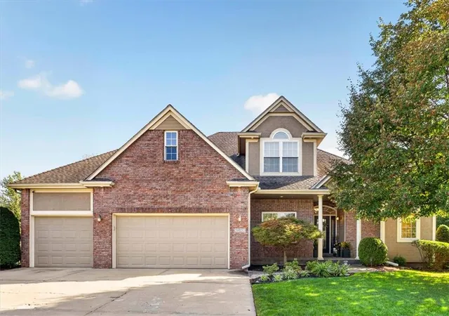 Photo 1 of Sale Pending at 2633 Sw Wintergarden Dr, Lees Summit, MO 64081 | MLS# 2641651 | Listing updated on 2026-09-22