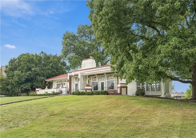 Photo 2 of Sale Pending at 2204 Washington Blvd, Kansas City, KS 66102 | MLS# 2641756 | Listing updated on 2026-09-21