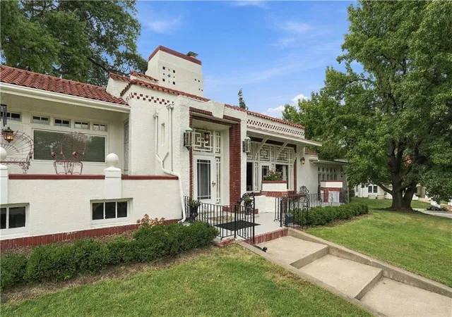 Photo 3 of Sale Pending at 2204 Washington Blvd, Kansas City, KS 66102 | MLS# 2641756 | Listing updated on 2026-09-21